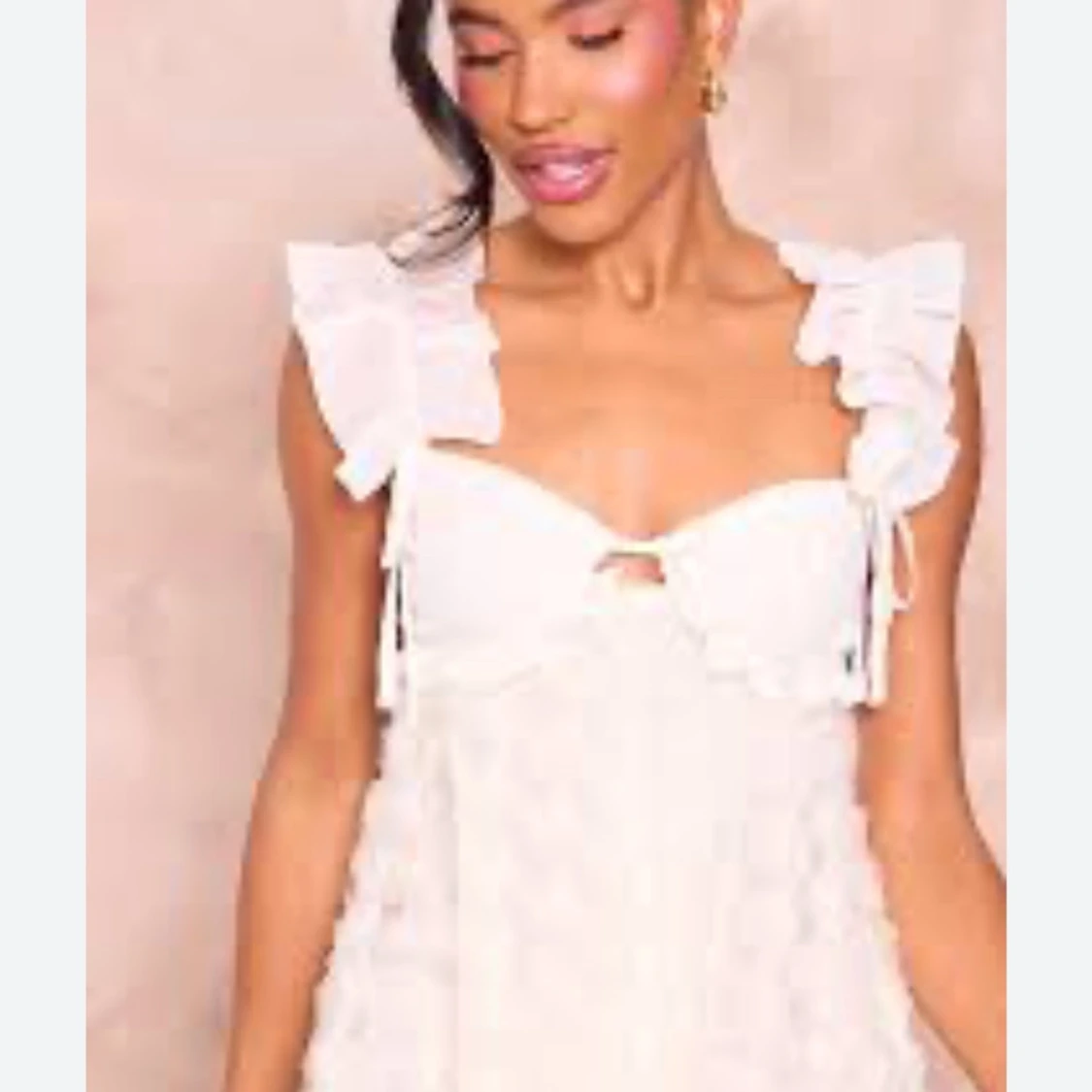 Vit volangklänning med rosetter - 3