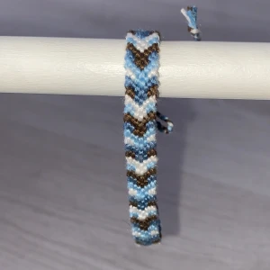 Blått Kompis Armband - Handgjort armband i fin blå, brun och vit färg! Finns endast 1 tillgänglig av denna färg o mönster. ❗️Kontakta innan köp! ❗️