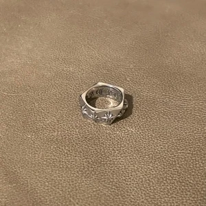 Astral Avant Garde Silver Ring - En djärv och avantgardistisk ring med tredimensionell stjärndesign – en kraftfull statement-piece. Storlek US 8