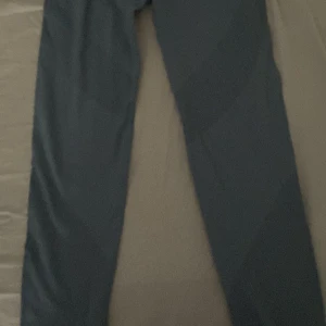 Blå träningsbyxor från 157 lager! - Säljer ett par blå träningstights från 157 i storlek large. De är stretchiga och sitter tight, perfekta för gym eller löpning. Materialet är syntet och de har en enkel, stilren design utan synliga detaljer.☺️