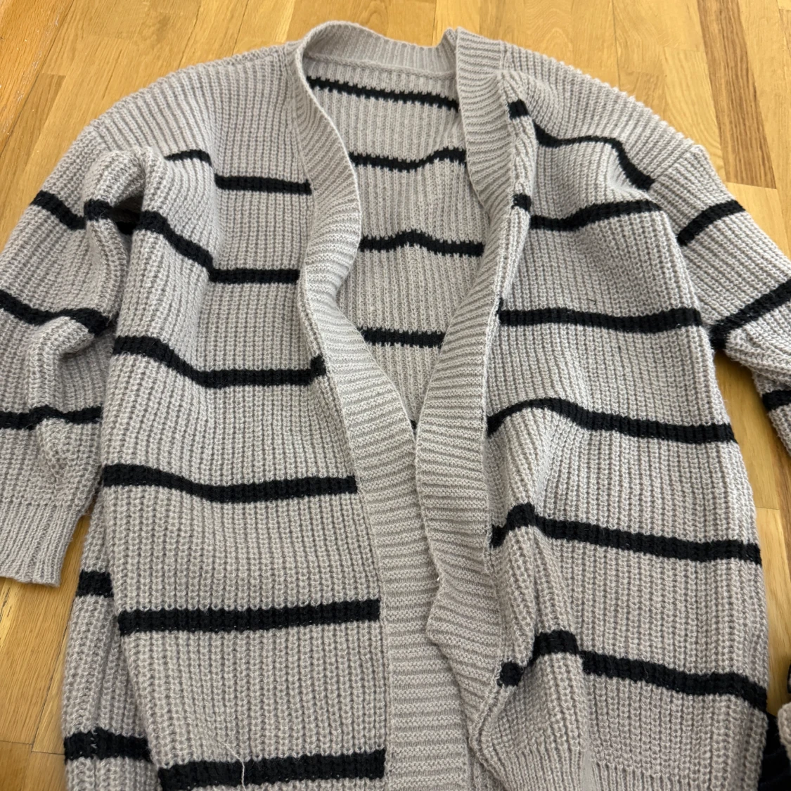 Beige och svart randig stickad kofta