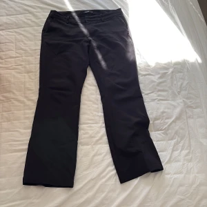 Svarta kostymbyxor från bikbok  - Jag säljer mina svarta kostymbyxor från bikbok i storlek 40 petite modell Vera. Gamla modellen (tyger är lite annorlunda). Fint skick. 
