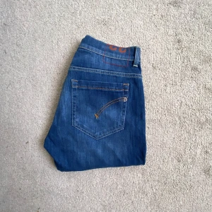 Dondup ’George’ Jeans | W33 - Säljer ett par fräscha Dondup ’George’ jeans i nyskick| Skinny/slim fit passform vilket är väldigt trendigt och snyggt | Size: W33, sitter som W32. Skriv till mig för exakta mått. | Skick: 9/10, inga skavanker! | Nypris: 3600kr, mitt pris: 699kr  | Skriv vid frågor & funderingar.