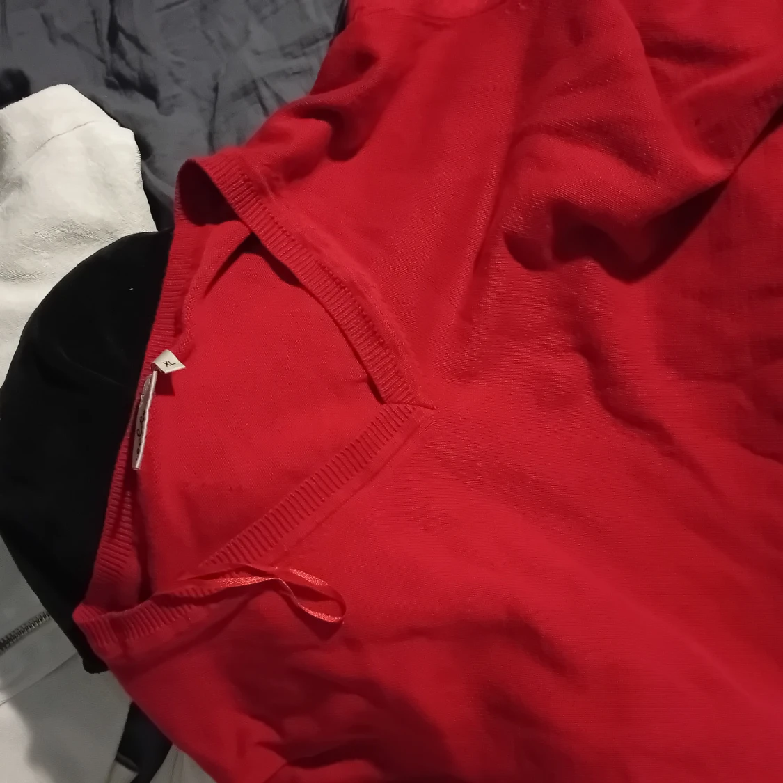 Röd v-ringad tröja från Isolde - 2