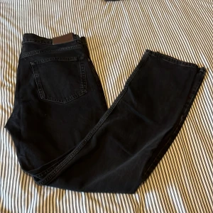 Svarta Zara jeans - De är slim fit, W34 