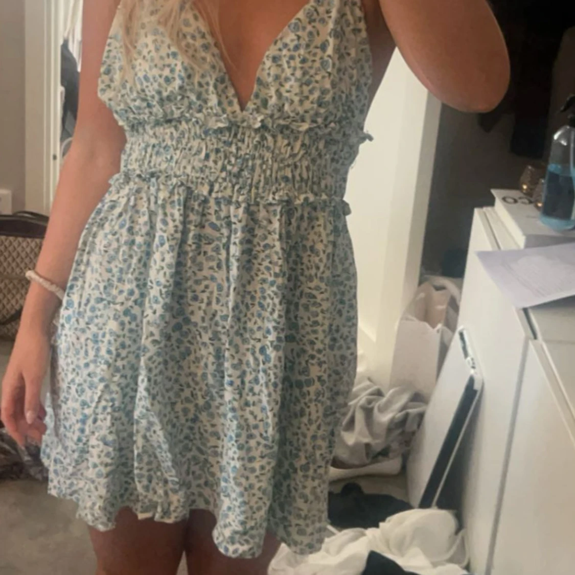 Blommig sommarklänning med öppen rygg - 4