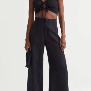 Linnebyxor  - Svarta linnebyxor som är utsvängda längst benen, använd en gång. 