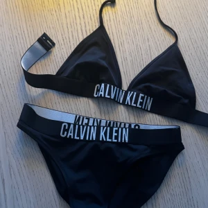Svart bikini från Calvin Klein - Säljer en svart bikini från Calvin Klein i svart. Stl 14 år.