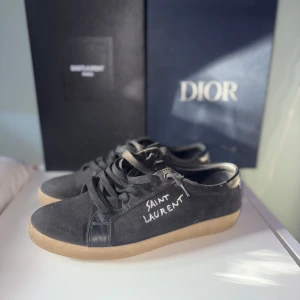 Saint Laurent SL/06  - Svarta saint lurant skor storlek 44/45 säljer dom för att dom är för små för mig jätte sköna och snygga skor 10/10 skick 