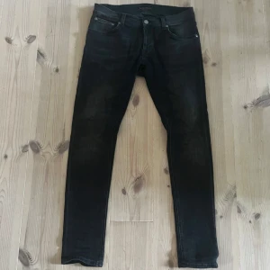 Nudie jeans  - Säljer ett par svarta jeans från Nudie Jeans, modellen Tight Terry. Byxorna har en slim passform och är även stretchiga. De är i storlek W31/L32. Vid frågor eller funderingar är de bara att kontakta mig!!😁