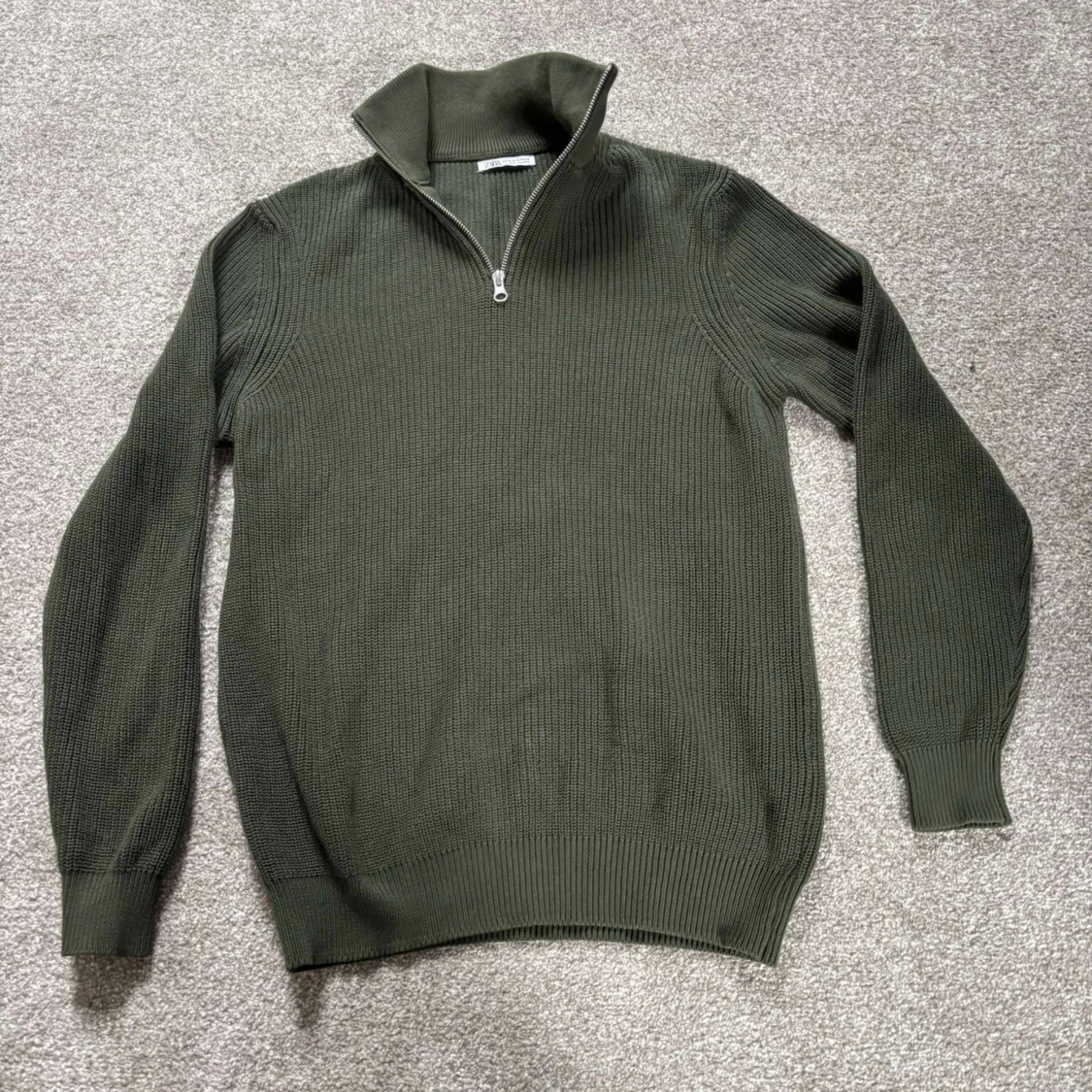 Olivgrön stickad tröja med dragkedja från Zara