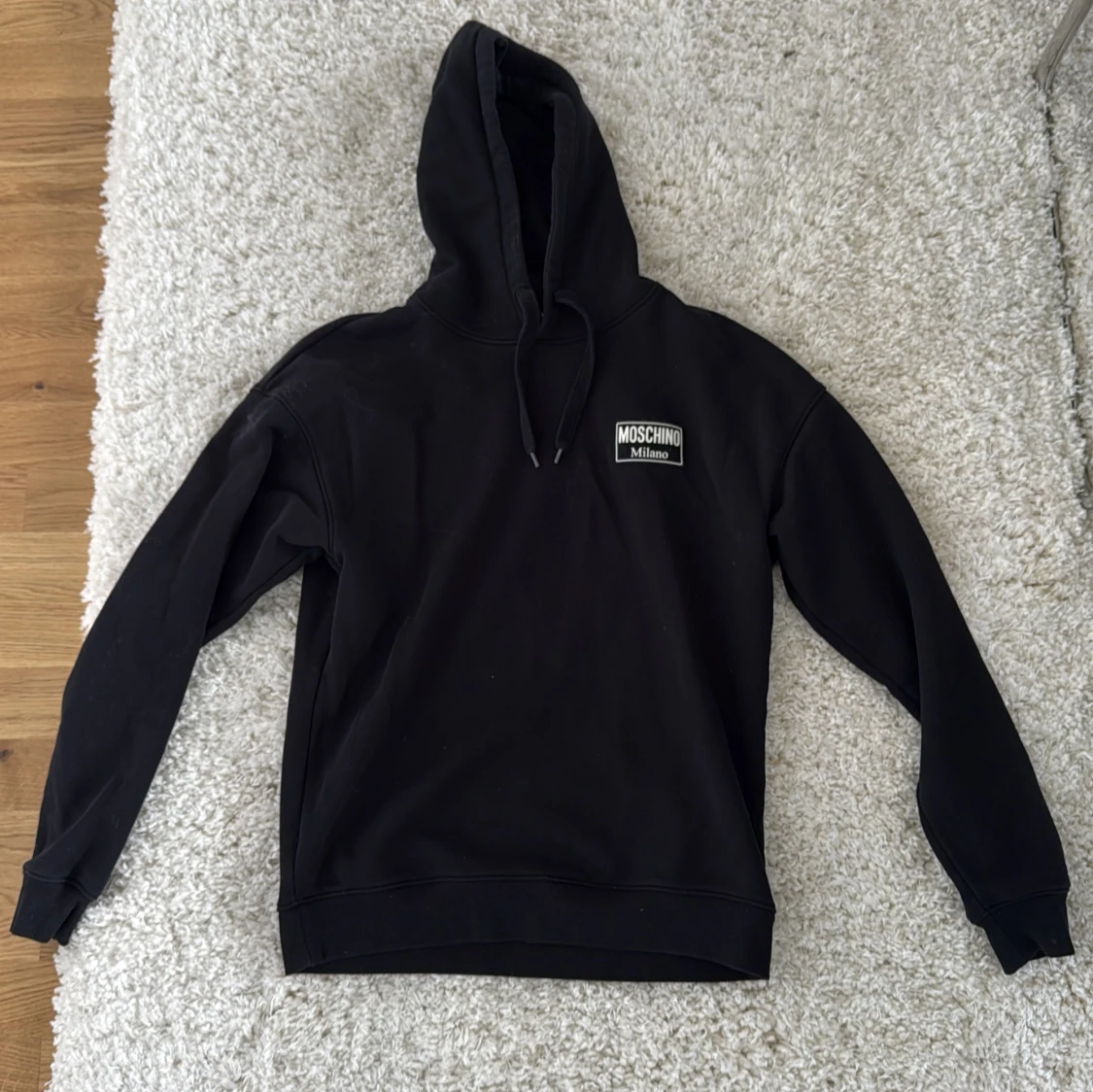 Svart hoodie från Moschino