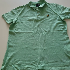 Två pikétröjor från Lyle & Scott - Säljer två klassiska pikétröjor från Lyle & Scott i grönt och mörkblått. Båda har krage, knappar och den ikoniska gula loggan på bröstet. Perfekta för en stilren och avslappnad look. 90 om du bara vill köpa en.