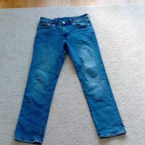 Blå raka jeans - Säljer ett par klassiska blå jeans med rak passform. Jeansen har fem fickor, dragkedja och knapp framtill. Perfekta till vardags och passar till det mesta. Tidlös modell som aldrig går ur stil.