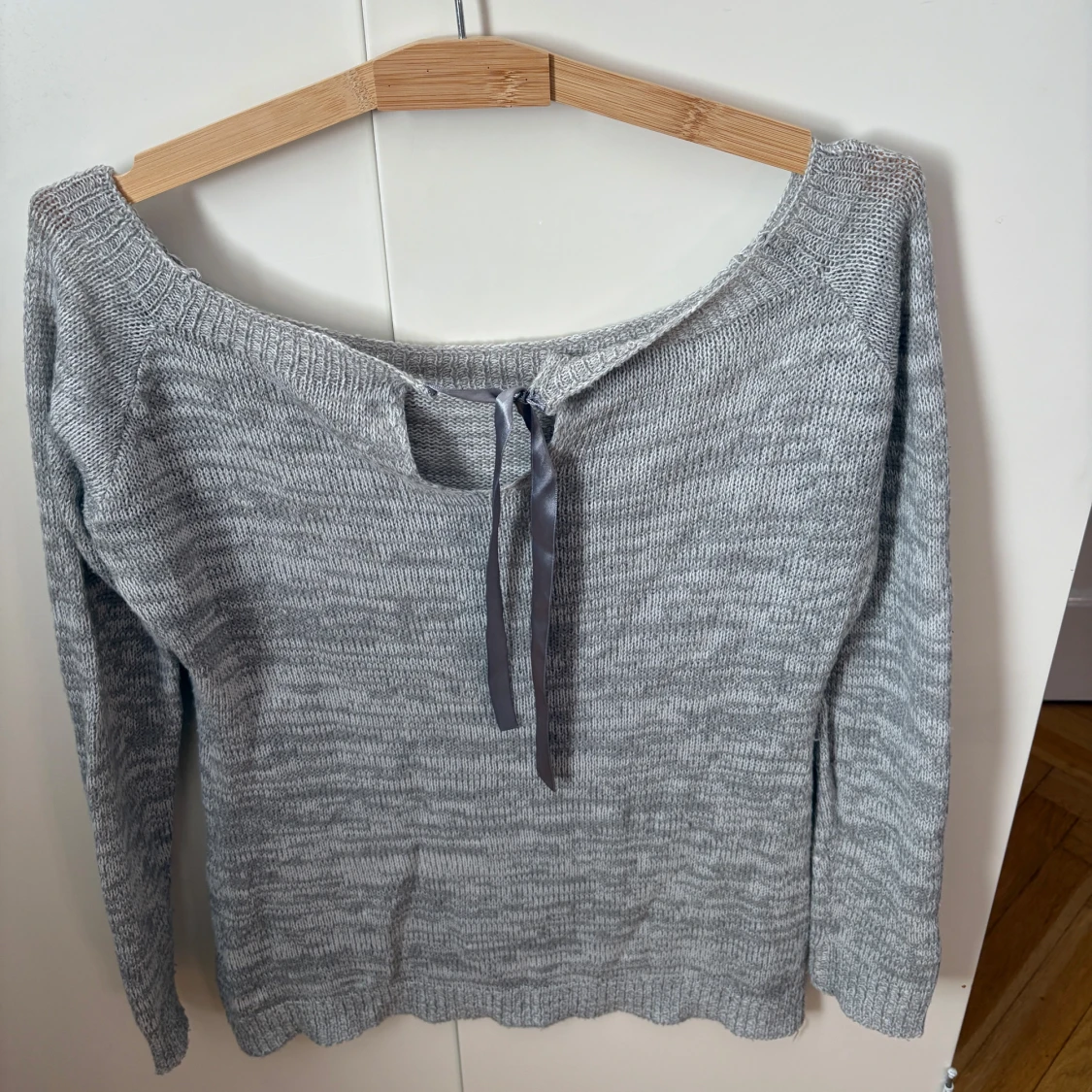 Grå tröja med öppen axlar  - 3