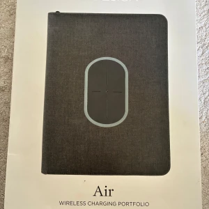 Svart portfölj med trådlös laddning från XD Design - Säljer en svart portfölj från XD Design med inbyggd trådlös laddning. Portföljen har flera fack för kort, pennor, surfplatta och dokument samt dragkedja runtom. Perfekt för att hålla ordning på allt till jobbet eller plugget.