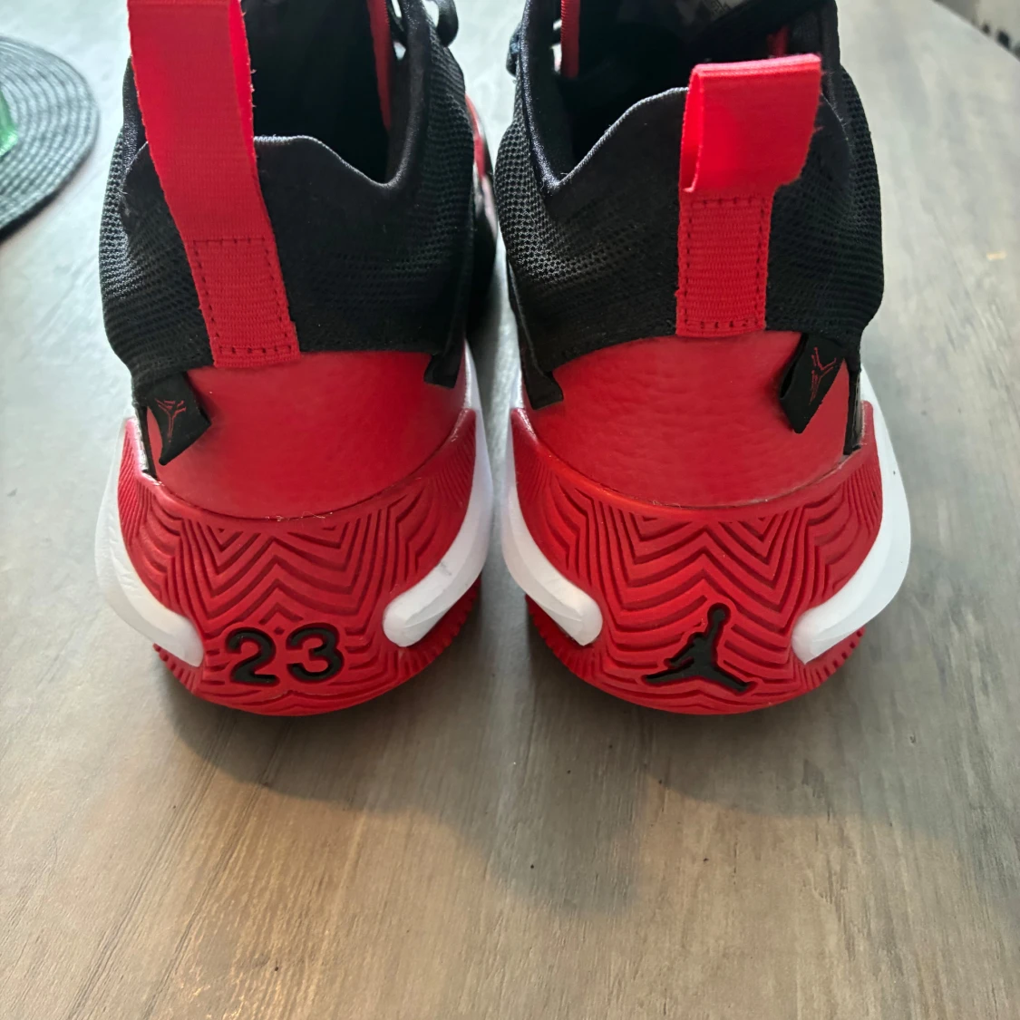 Svarta och röda Jordan sneakers - 2
