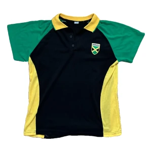 Jamaica pikétröja - Köpt några år sedan på en charity shop i London. Skulle säga att den passar både XS och S men jag minns köpa den som en S. Helt ok skick, har ett hål vid bakom högra ärmen (kolla bild) men är enkelt att sy igen. Hör av dig för mer information eller frågor💥