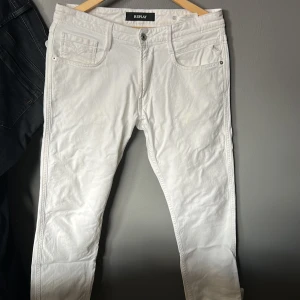 Replay jeans - Vita replay jeans storlek 32, liten fläck på gylfen går kanske att få bort syns knappt dock.