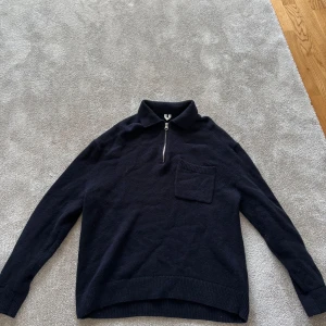 Mörkblå stickad tröja med dragkedja från Arket - Mörkblå stickad tröja från Arket i storlek M. Helt i nyskick använd nån enstaka gång.  Pris: 400kr