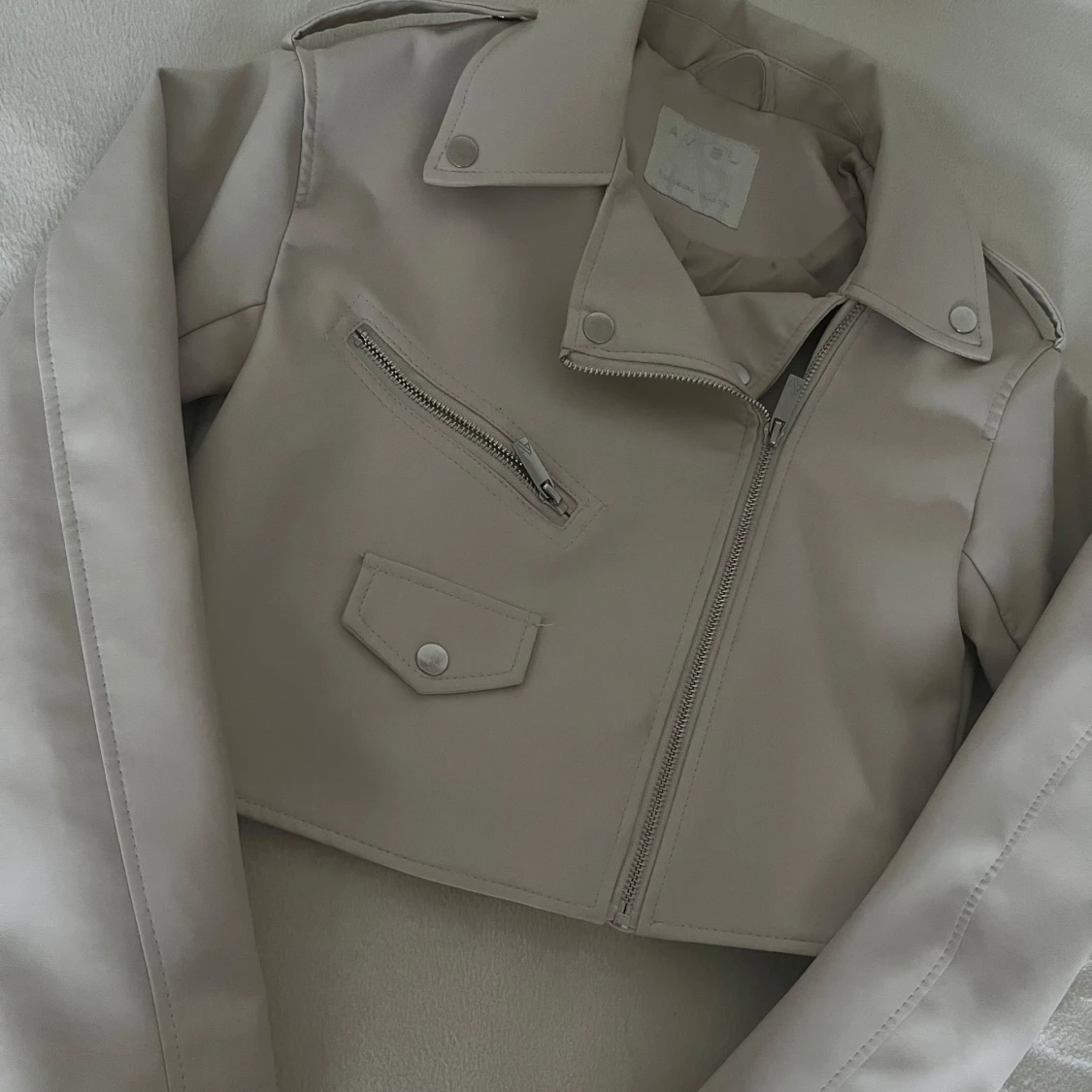 Beige croppad skinnjacka med dragkedja🤍