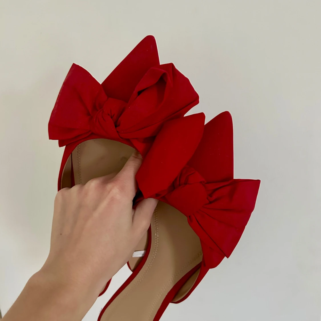 slutsålda röda mules med rosett