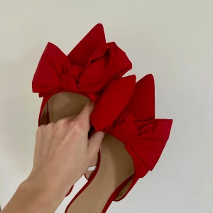 slutsålda röda mules med rosett - Slutsålda röda mules från H&M med rosett. Perfekta till sommaren och våren. Super sköna och lätta att gå i utan klack 🎀 Endast använda en gång! 