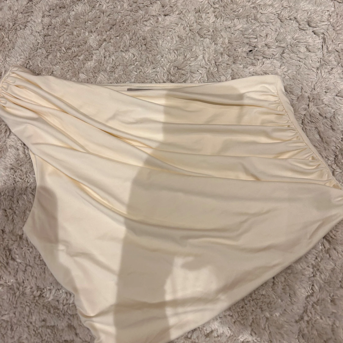 Krämvit asymmetrisk topp  - 1