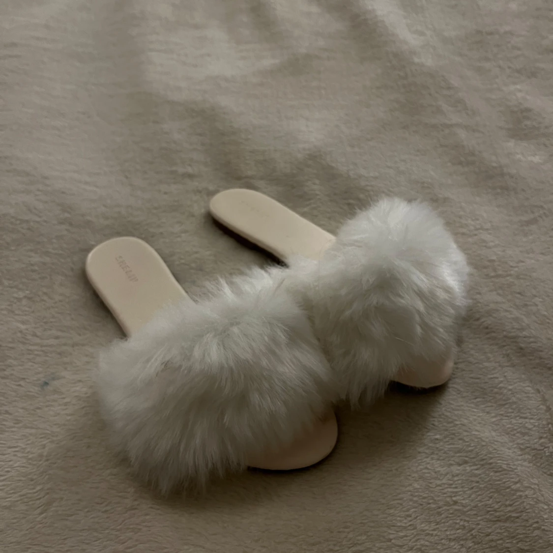 Vita fluffiga sandaler med fuskpäls