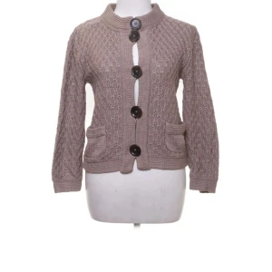 Beige stickad kofta från Dagmar -  stickad kofta från Dagmar i 100% merceriserad bomull💞💞