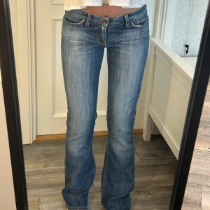 Lågmidjade utsvängda jeans - Skiit snygga jeans från Big star i super skick! De är i storlek W28 L34 och måtten är: Innerben: 85 cm, midja rakt över: 40 cm Kom privat för fler mått eller frågor🥰