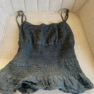 Zara topp - Gulligt linne från Zara som tyvärr inte kommer till användning längre storlek xs❣️