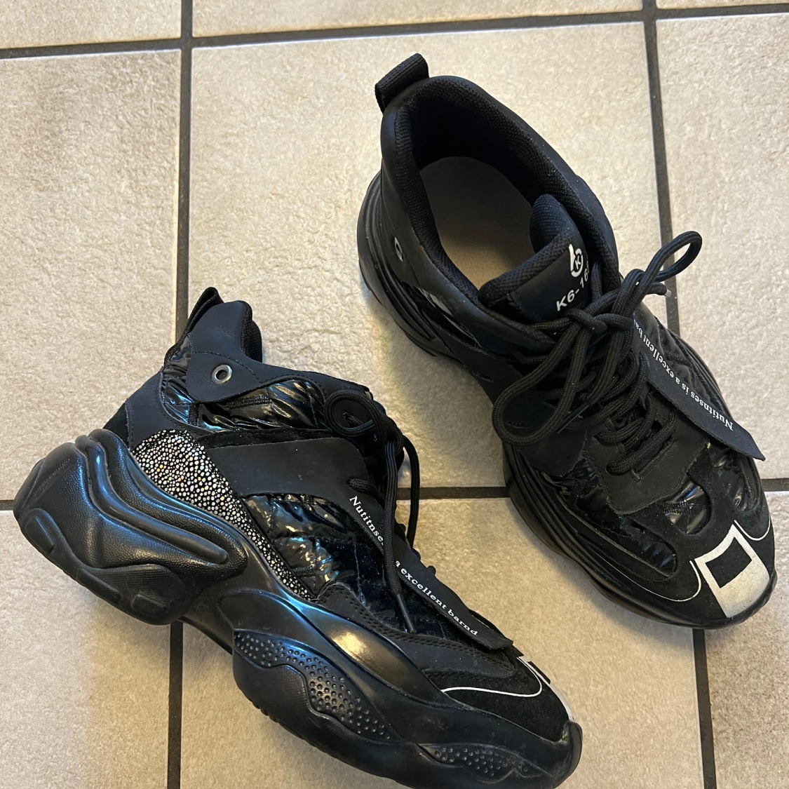 Svarta chunky sneakers med reflekterande detaljer