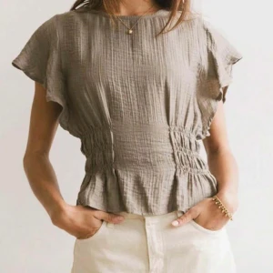 Snygg blus - Jättefin blus som inte kommer till användning, inga defekter! Finns tyvärr ingen lapp kvar så vet ej märke!