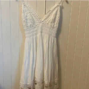 Vit spetsklänning från Zara - Superfin vit klänning från Zara med spetsdetaljer💕 perfekt till sommaren💘 storlek xs