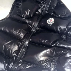 Moncler väst - Riktigt skön Moncler väst som är helt ny. Den är puffig och skön för sommar och vår. För en snabb och smidig affär kan jag gå ner lite i pris