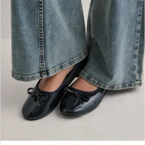 Ballerinaskor | Nelly - Säljer ett par ballerina skor från Nelly, de är aldrig använda så i nytt skick. Perfekta till jeans eller klänning.