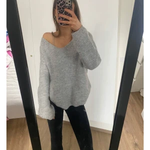 Grå stickad tröja - Oversizer tröjä från Zalando. Underbar stor halsringning. Originalpris 40€. I mycket gott skick👌