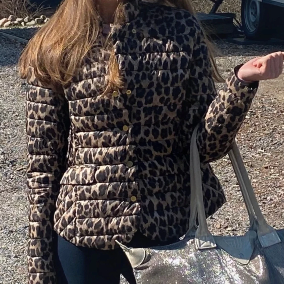 Leopardmönstrad pufferjacka med guldknappar - 1