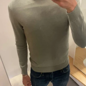 Olivgrön stickad tröja från bläck - Säljer en olivgrön stickad tröja från bläck. Tröjan har rund halsringning och långa ärmar. Passformen är normal/ slim fit. På mig slimfit på bilden eftersom den är en storlek för liten. Men förövrigt riktigt snygg så synd att den inte passar mig. 