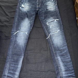 Supply and demand jeans - Ett riktigt fint par jeans från supply and demand som är i ett utmärkt skick. Storlek M som motsvarar 32. Vid frågor eller funderingar så är det bara att skriva.