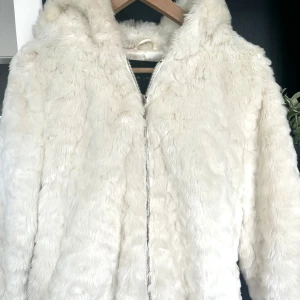 Vit pälsjacka  - Bra skick, säljer då den är för liten för mig. Den är liite mer crémefärgad i verkligheten 