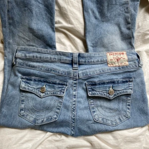 True Religion Joey Low Rise Flare jeans - Jätte snygga jeans från true religion som tyvärr är för stora. I jätte bra skick, andvända 1-2 gånger. De är uppsydda för att passa en person som är 155-170. Detta märks ej.