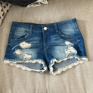 Blå jeansshorts med spetskant - Gulliga blå shorts med spetskant🩵🩵👖                   Midjemått: 40 cm🍓