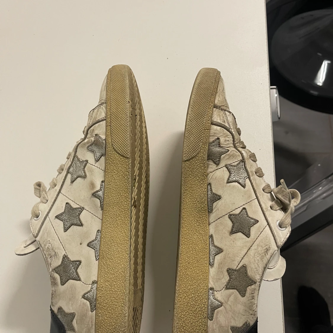 Vita sneakers med stjärnor från Saint Laurent, 700 så får ni dem vid snabb affär!! - 3