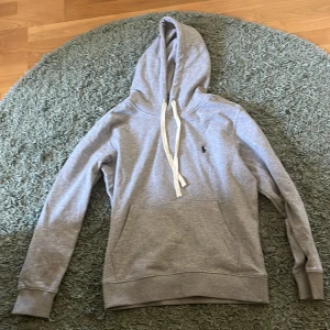 Grå hoodie från Polo Ralph Lauren - Säljer en klassisk grå hoodie från Polo Ralph. Helt ny 