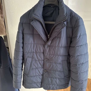 Nästan oanvänd John Henric jacka i storlek M - Snygg, mörkblå jacka från John Henric . Jackan har en klassisk krage och stängs med både dragkedja och knappar. Perfekt för höst och vår dagar, ny pris 2499kr Jackan är i nyskick, Bara höra av sig ifall de skulle uppstå några funderingar 