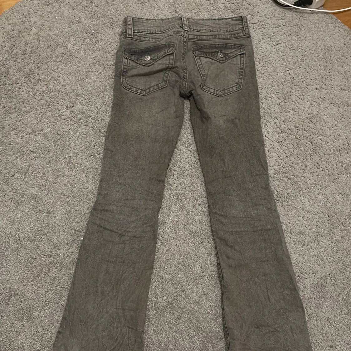 Grå bootcut jeans från Gina Tricot - 2