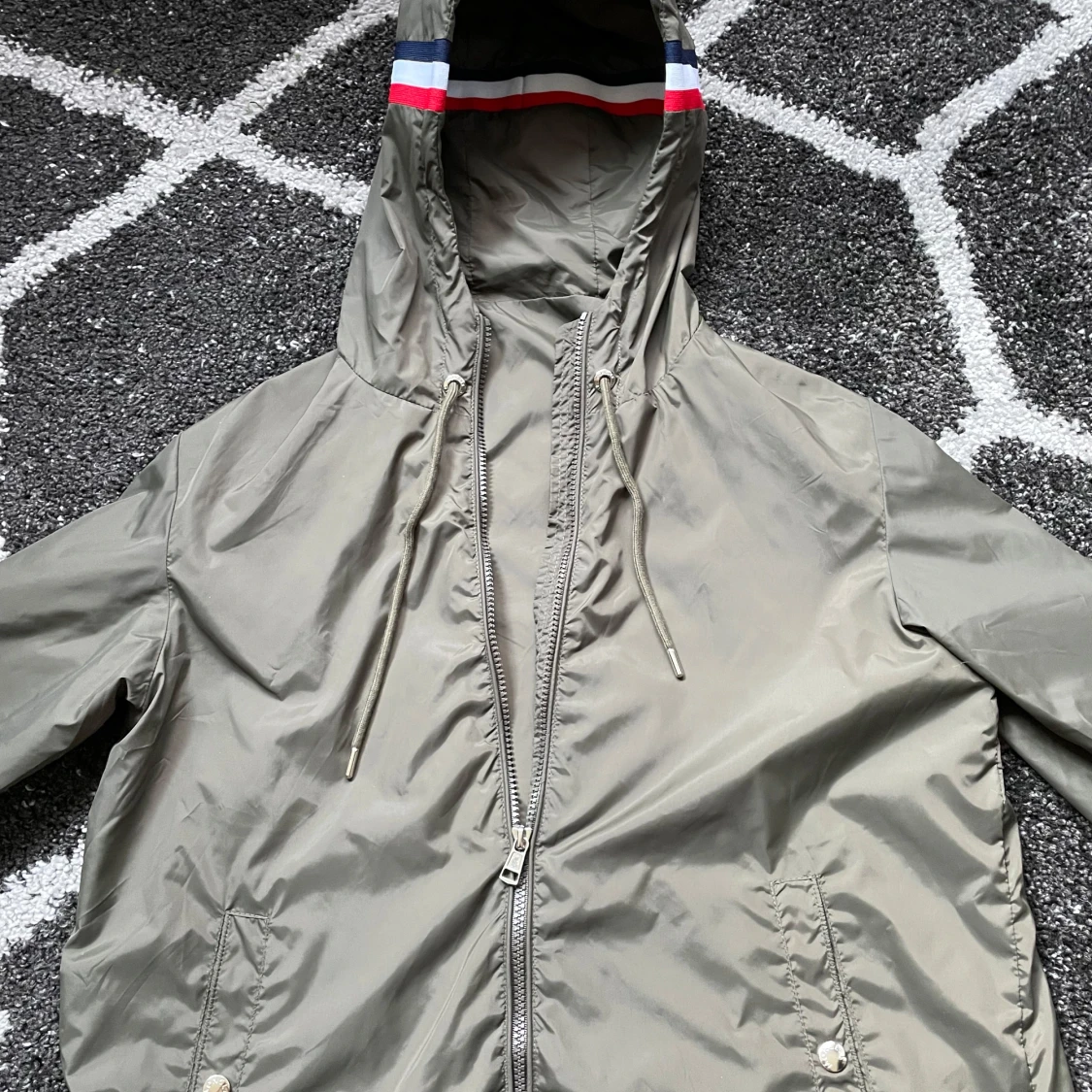 Riktigt fräsch jacka använt fåtal gånger runt 3-4 därför jag säljer den för så bra pris skriv om ni har funderingar🤝.