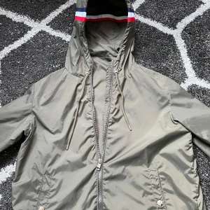 Riktigt fräsch jacka använt fåtal gånger runt 3-4 därför jag säljer den för så bra pris skriv om ni har funderingar🤝. - Grön moncler windbraker pris kan diskuteras 